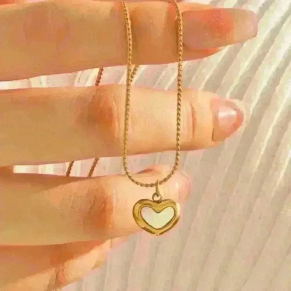 Mother of Pearl Pendant on a delicate gold chain - Picture 4 of 4